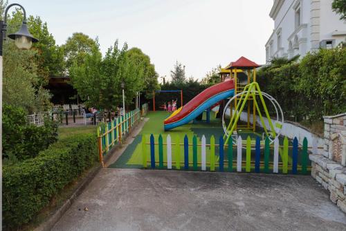 สนามเด็กเล่น, Hotel ANTONIA in คอมบินัต