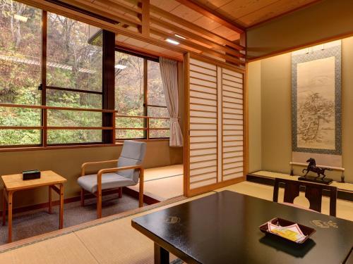 room detail thumbnail 1