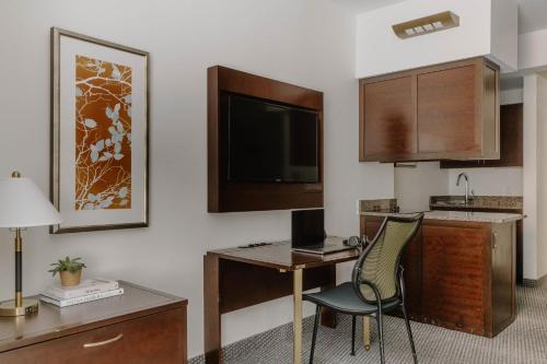One Bedroom Suite with Kitchenette image 1