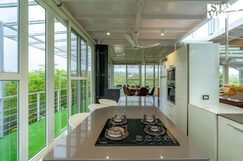 232m² 2 guļamistaba, 2 privāta vannas istaba Villa Khambale
 (StayVista at The Glasscape) in Khambale