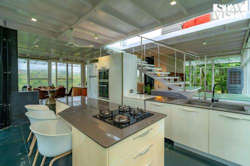 232m² 2 guļamistaba, 2 privāta vannas istaba Villa Khambale
 (StayVista at The Glasscape) in Khambale
