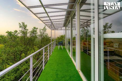 Balkons/terase, 232m² 2 guļamistaba, 2 privāta vannas istaba Villa Khambale
 (StayVista at The Glasscape) in Khambale