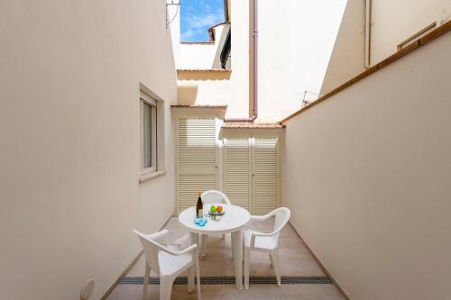 One-Bedroom Apartment image 1