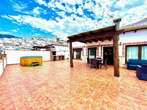 Elegant Villa with Jacuzzi in Canillas de Albaida - image 3