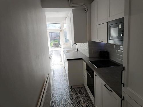 Cosy 3-Bed House in London - image 3