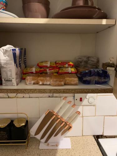 Sleeps 2 with Free Parking and Wi-Fi - image 4