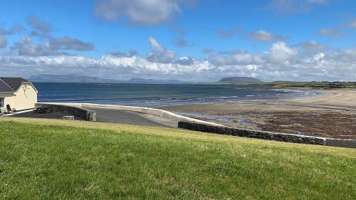 rand, The Waters Edge in Strandhill
