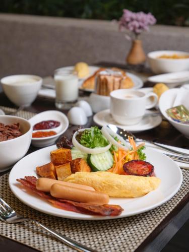 582208933 Amara Bangkok Hotel
