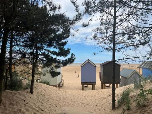 Pinewoods Saltmarsh Lodge sleeps 6 – no.2 - Tap to explore photos