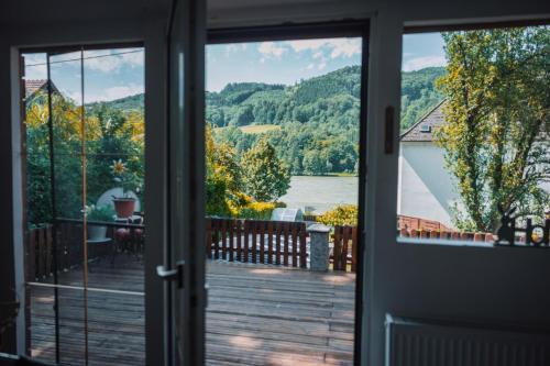 Bungalow Donaublick mit Pool und Garten in Sankt Nikola An Der Donau