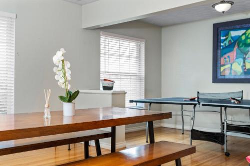 6 Queen Bed Home Near White Rock POOL & DECK! in Claremont