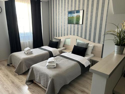 2 twin beds