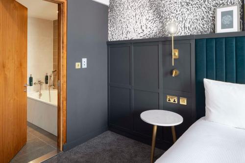 DoubleTree by Hilton Leeds - image 10