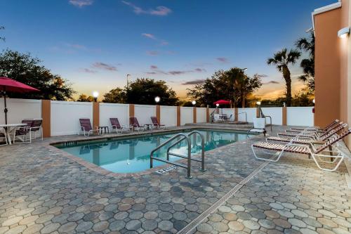 Comfort Suites Tampa Airport North - image 6