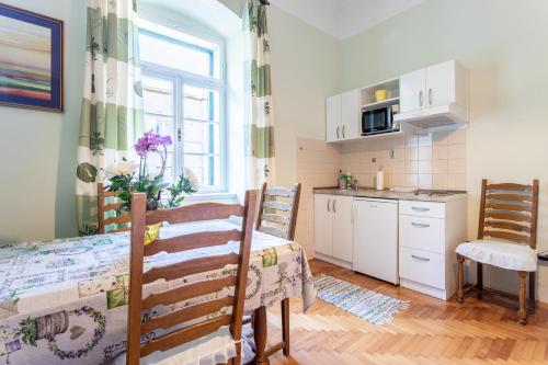 Traditional Dalmatian apt 3 min walk to beach, Split (photo 6)