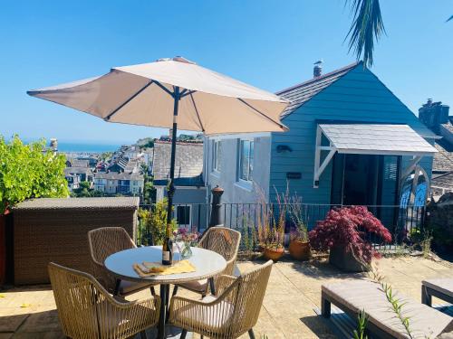 Little Trevio - seaside haven with parking and sea views