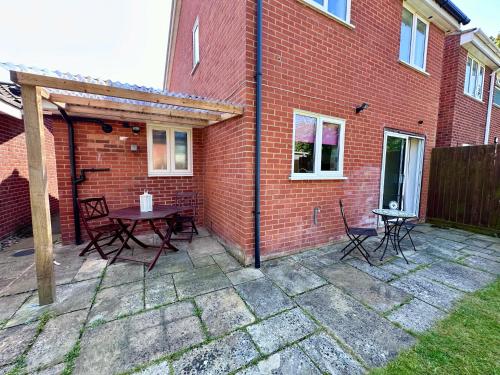Kert, Beautiful House in South Cambridge, 14-Min Drive to the City Centre, Free Parking, No Sofabeds, Slee in Teversham