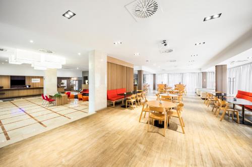 Occidental Praha - image 13