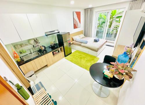 Spacious & Modern balcony 1BR with desk (203)