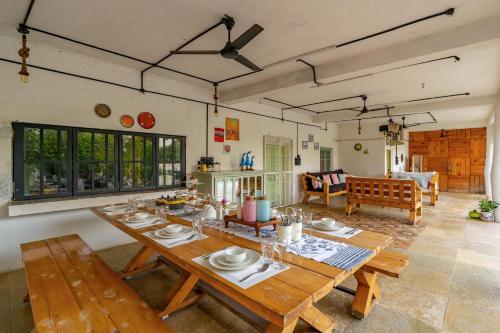 Iekārtas, 465m² 3 guļamistaba, 3 privāta vannas istaba Villa Teliya
 (StayVista at Suman Vatika) in Teliya