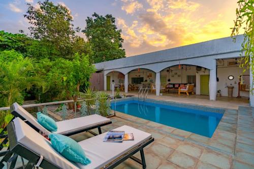 Peldbaseins, 465m² 3 guļamistaba, 3 privāta vannas istaba Villa Teliya
 (StayVista at Suman Vatika) in Teliya