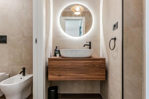 Japandi Apartment, Zona Porto Livorno con Balcone e Jacuzzi Idromassaggio 3