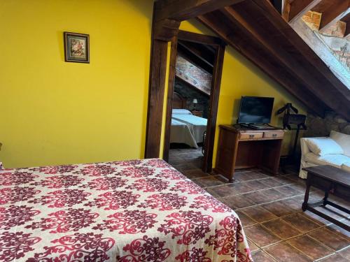 1 double bed, 2 twin beds