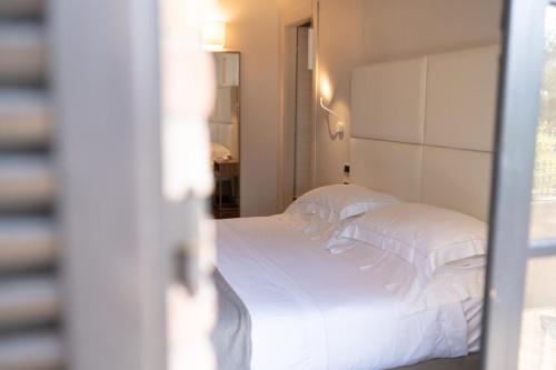 Double Room image 10