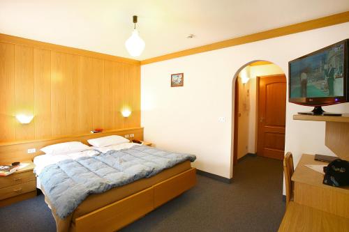 1 queen bed