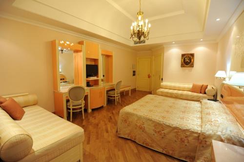 1 queen bed, 2 twin beds