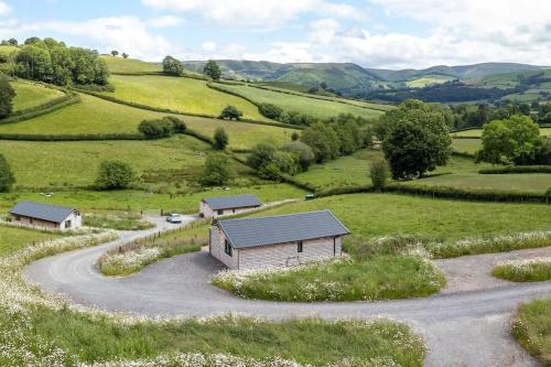 Birch Banc Retreats - Glyn-Haul, New Enc Decking in Llanidloes