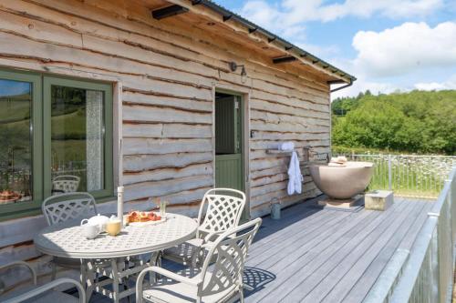 Birch Banc Retreats - Glyn-Haul, New Enc Decking in Llanidloes