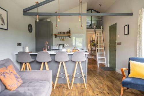 Birch Banc Retreats - Glyn-Haul, New Enc Decking in Llanidloes