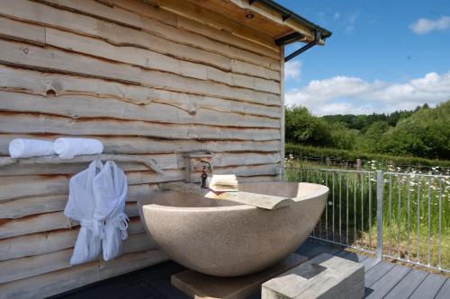 Birch Banc Retreats - Glyn-Haul, New Enc Decking in Llanidloes
