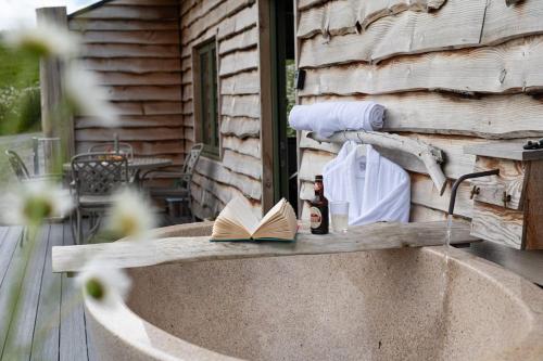 Birch Banc Retreats - Glyn-Haul, New Enc Decking in Llanidloes