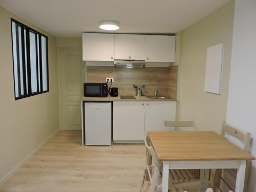 кухня, Charmant et moderne appartement, proche centre ville et gare, Paris St Lazare 22 min in Ербле