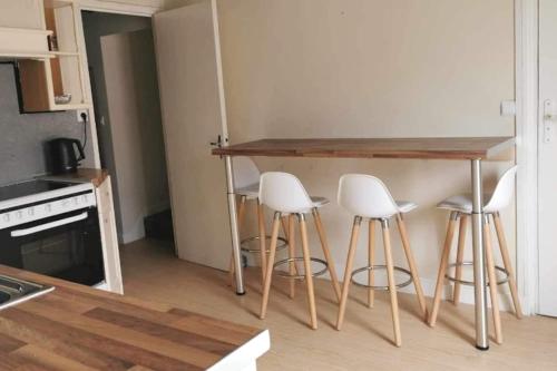 virtuve, Comfortable countryside gite access to jacuzzi in Charroux