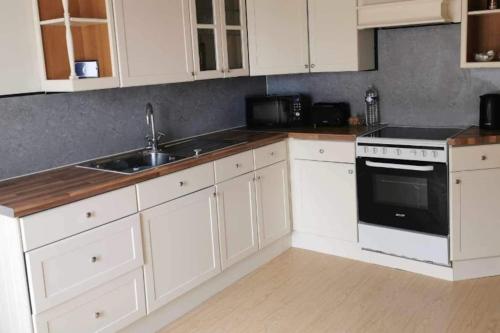 virtuve, Comfortable countryside gite access to jacuzzi in Charroux