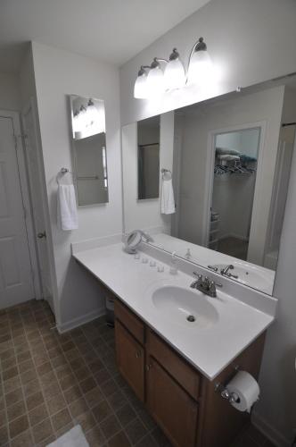 Spacious 3br Home In Quiet Neighborhood Spacious 3br Home In Quiet Neighborhood