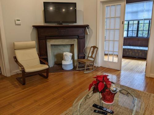 Spacious 3br Apt In Grand Old Home, Downtown Durham in Durham, USA