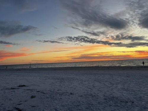236D 1BR Apt Walk to Beach in Clearwater Beach, USA
