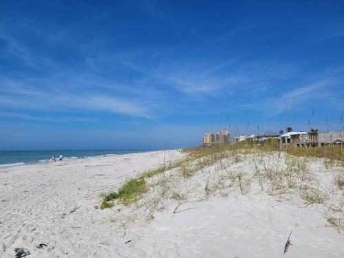 236D 1BR Apt Walk to Beach in Clearwater Beach, USA