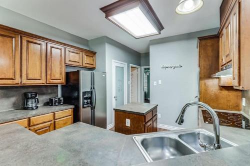 277 Luxury Home fenced back yard 5 bedrooms in Corpus Christi, USA