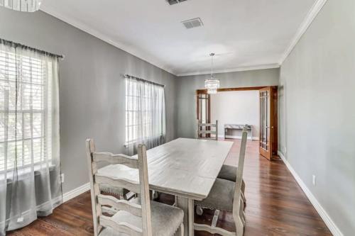 277 Luxury Home fenced back yard 5 bedrooms in Corpus Christi, USA