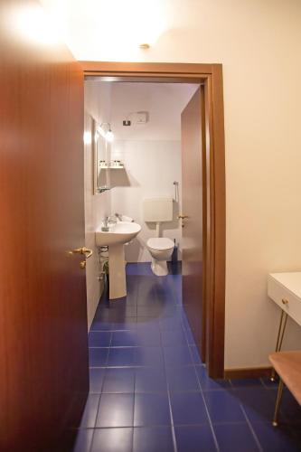 Deluxe Double or Twin Room with Private Balcony image 10