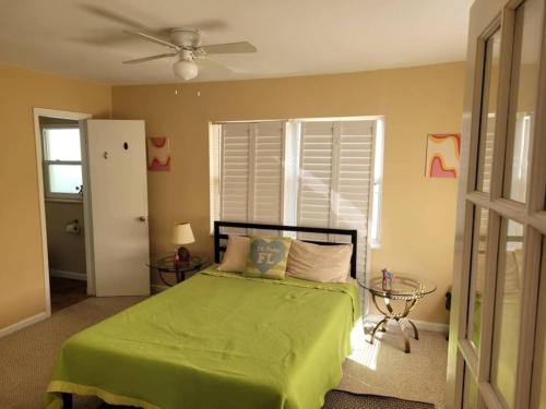 236G 2BR Apt at Crescent Lake in St Petersburg, USA