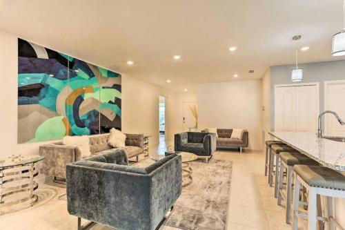 61 Massive 4 bedroom close to the Beach with a pool