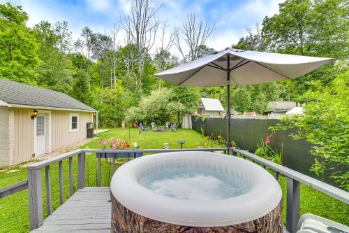 Artsy Cottage in Scotrun with Studio Space and Hot Tub in Scotrun, USA