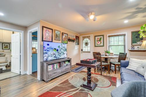 Artsy Cottage in Scotrun with Studio Space and Hot Tub in Scotrun, USA