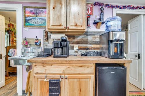 Artsy Cottage in Scotrun with Studio Space and Hot Tub in Scotrun, USA